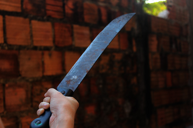 Homem quase perde a mão, após levar terçadada de enteado em Manaus