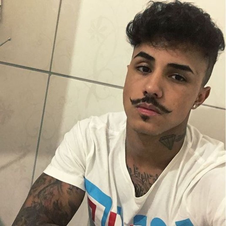 Após enforcar jovem em show, MC Livinho revela motivo da agressão
