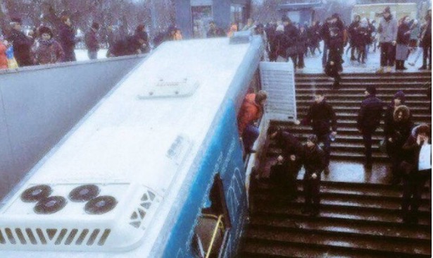 Ônibus invade estação de metrô e mata 5 pessoas em Moscou