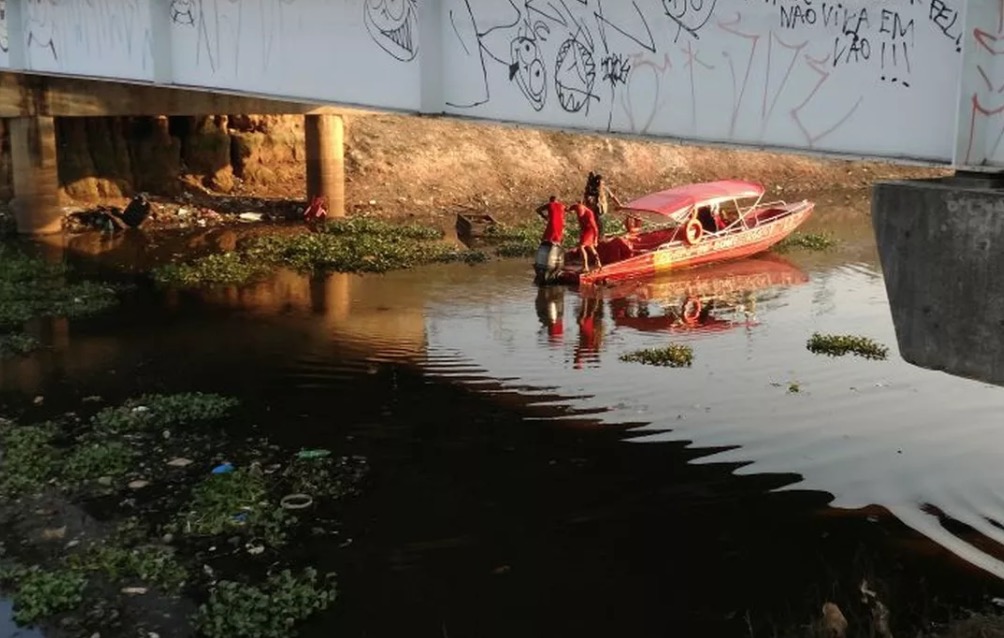 Bombeiros retomam buscas por homem que caiu em igarapé de Manaus