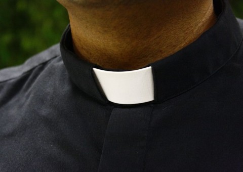 Homem é preso após fingir ser padre para ficar com dinheiro de doações