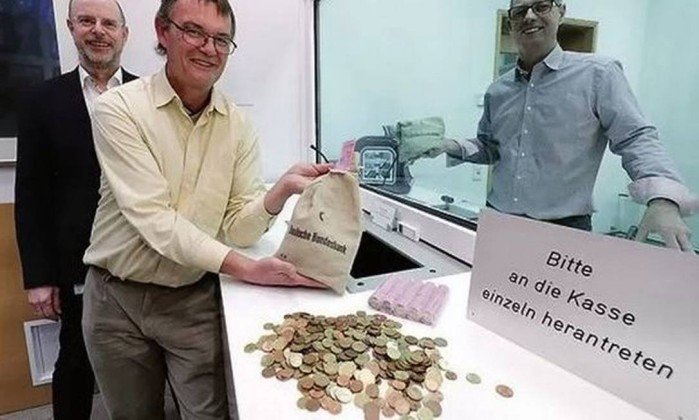 Funcionário passa seis meses contando moedas de herança 