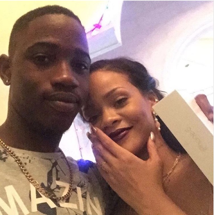 Primo de Rihanna é assassinado a tiros e cantora faz desabafo na web