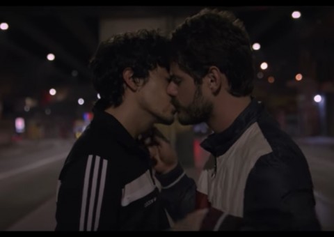 Jesuíta Barbosa e Maurício Destri dão beijão em clipe