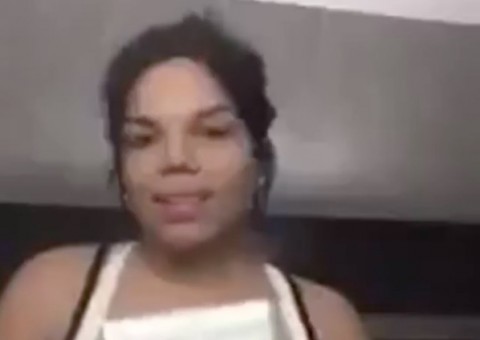 Mulher que ofendeu Titi causa polêmica ao atear fogo em bíblia em vídeo