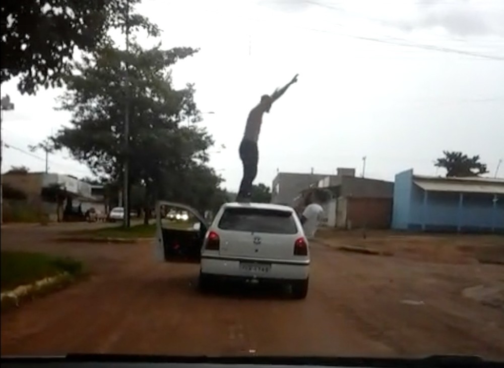 Com carro em movimento, motorista abandona volante para dançar no teto do carro 