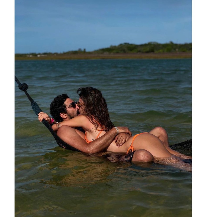 Renato Góes posta foto em clima quente com Thaila Ayala em praia