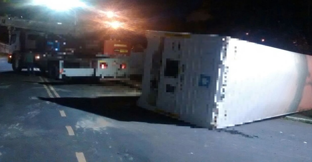 Em Manaus, contêiner tomba em avenida e destrói muro de cemitério