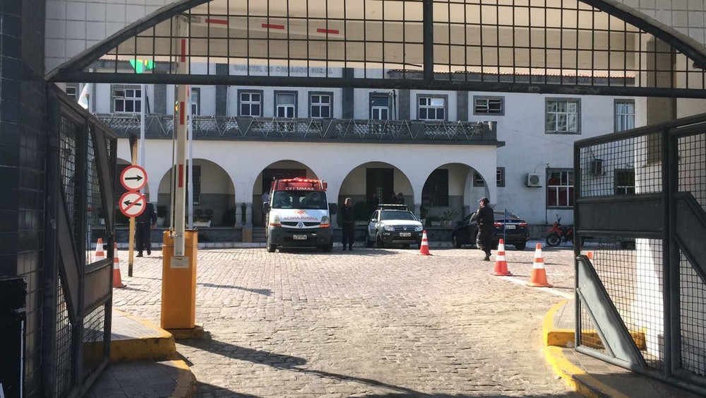 Para escapar de sequestro mulher invade quartel da PM com carro 