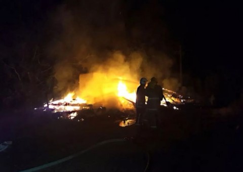 Homem morre em incêndio após acender vela para rezar antes de dormir