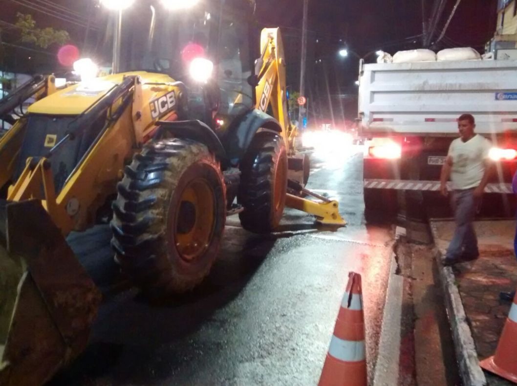 Tubulação rompe e complica trânsito com obras emergenciais em ruas de Manaus