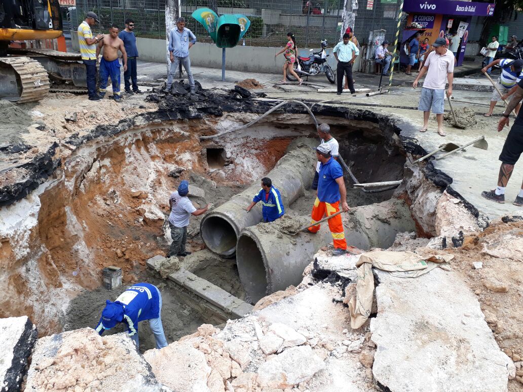 Obras para fechar cratera no Centro serão concluídas neste sábado