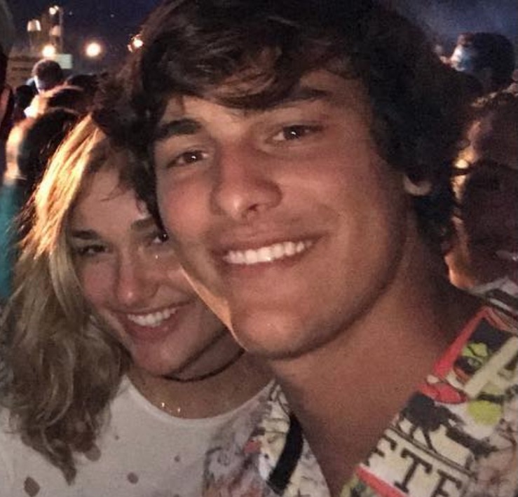 Sasha Meneghel posa com namorado em festa na praia