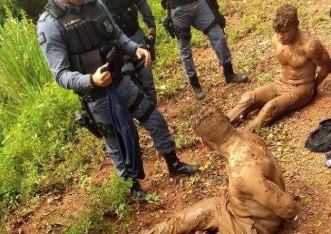 Assaltantes trocam tiros com polícia e mergulham em lama para tentar se safar