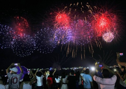 Barulho excessivo nas festas de fim de ano pode afetar audição