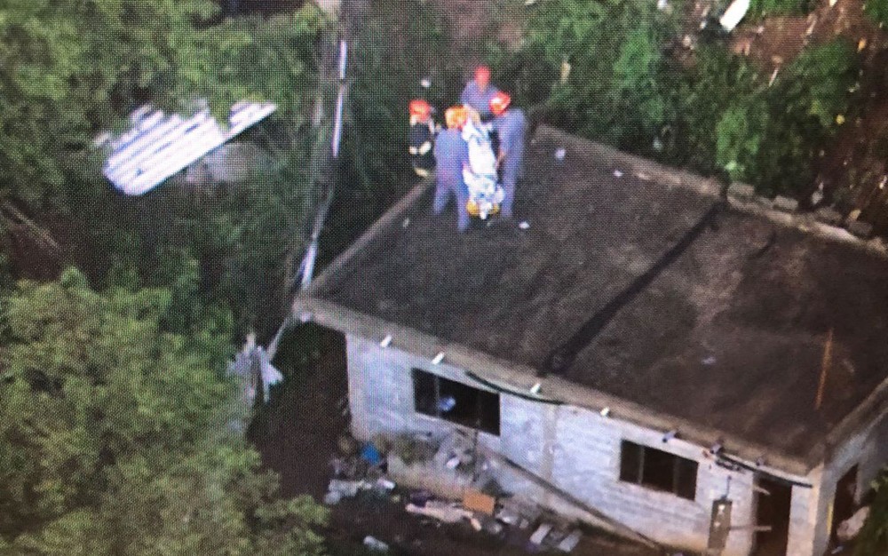 Criança de 10 anos morre após ter casa arrastada em deslizamento de terra