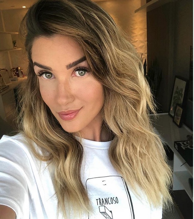 Um mês após separação, ex-bbb Aline Gotschalg se declara para novo namorado 