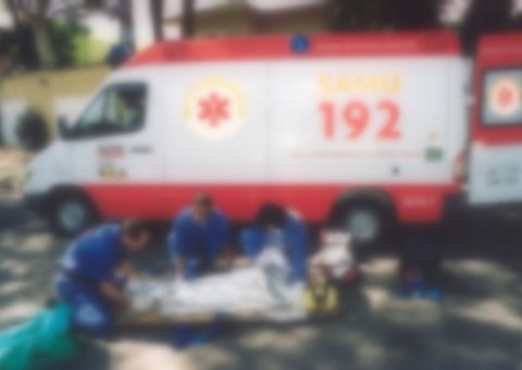 Ambulância é atingida por carro enquanto transportava vítima de acidente