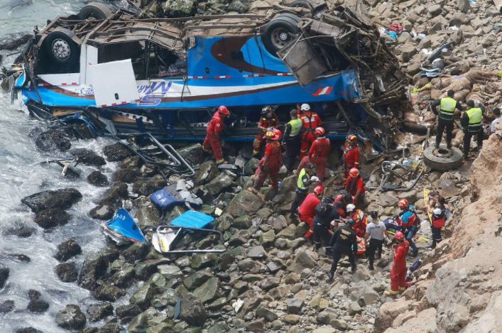 Queda de ônibus em precipício mata ao menos 25 pessoas no Peru