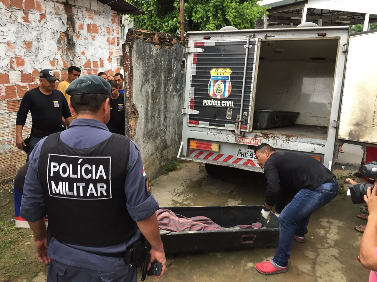 Com faca cravada no peito, homem é encontrado dentro de loja em Manaus
