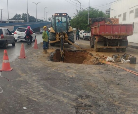 Adutora rompe outra vez e deixa trânsito caótico em avenida de Manaus