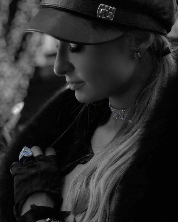 Paris Hilton contrata seguranças para proteger anel de noivado milionário