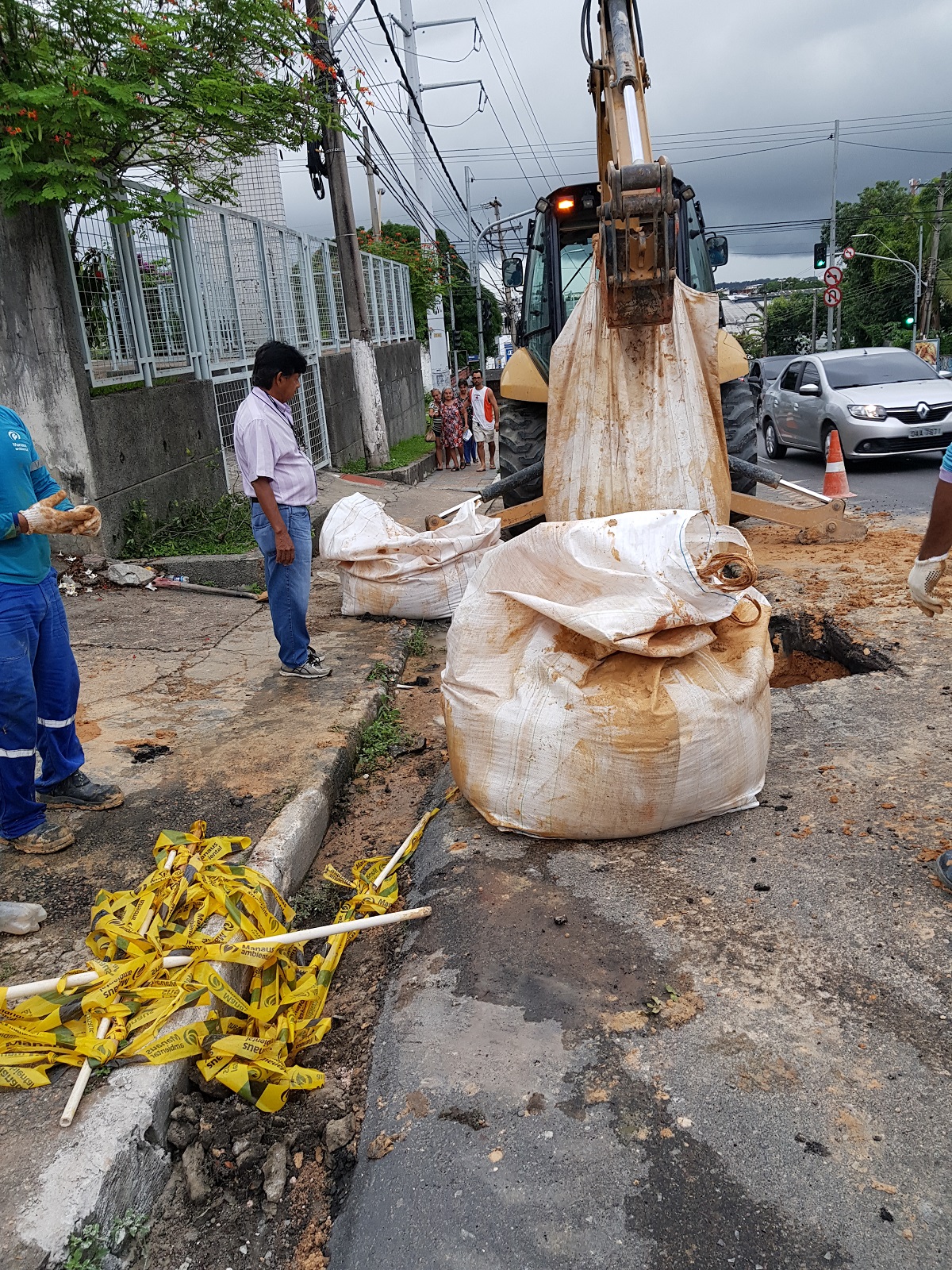 Manaus Ambiental é notificada por reparos mal feitos em ruas de Manaus