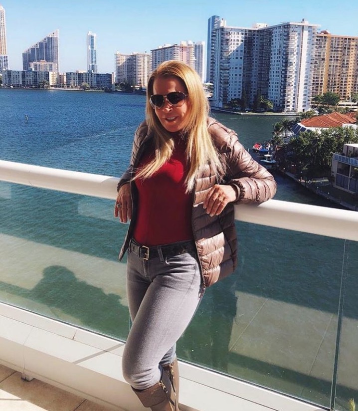 Solteira, Zilu Camargo ostenta vista de apartamento de R$ 4 milhões em Miami