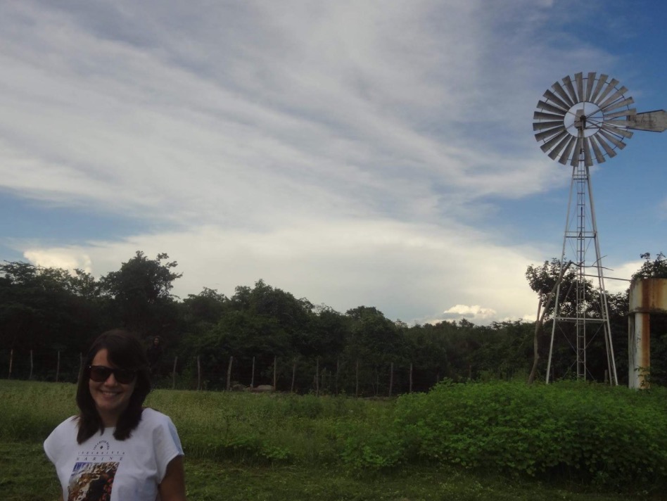 Jovem revira álbum de família e encontra fantasma em foto