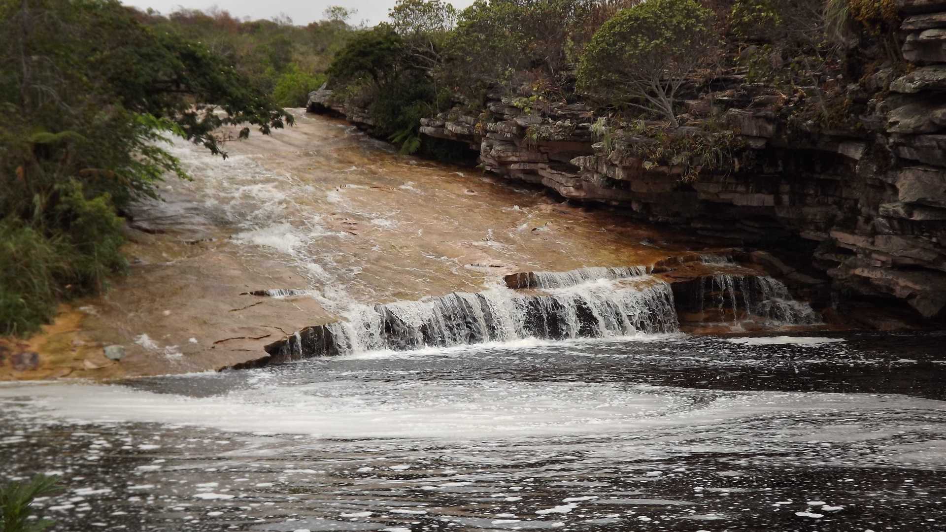 Turista é arrastada por correnteza e morre durante passeio a cachoeira