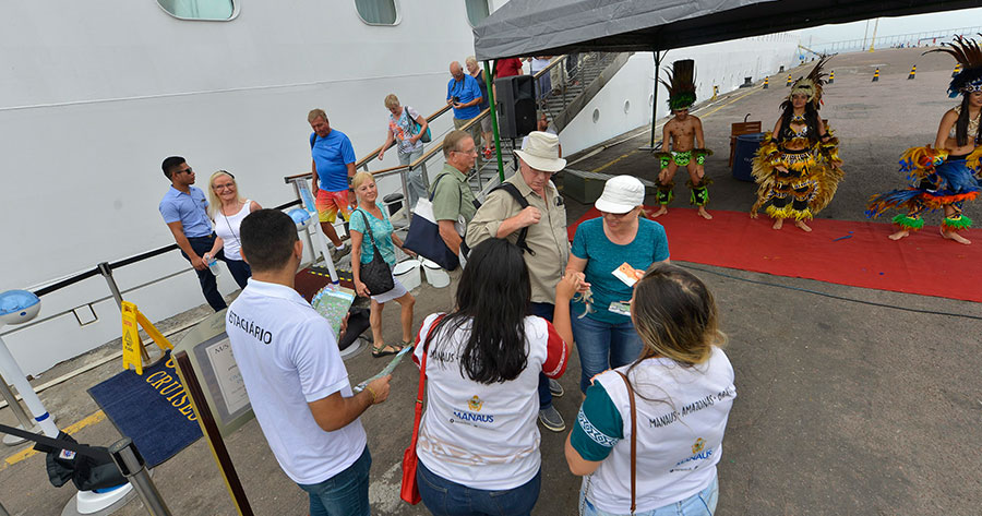 Quase mil turistas desembarcaram em Manaus neste domingo