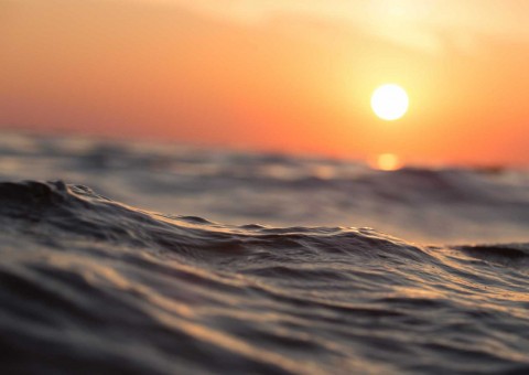 Dentro do mar, criança morre nos braços do pai após rojão explodir 