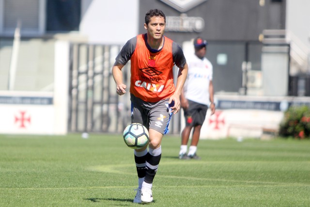 Com atraso em pagamentos, Vasco pode perder zagueiro Anderson Martins