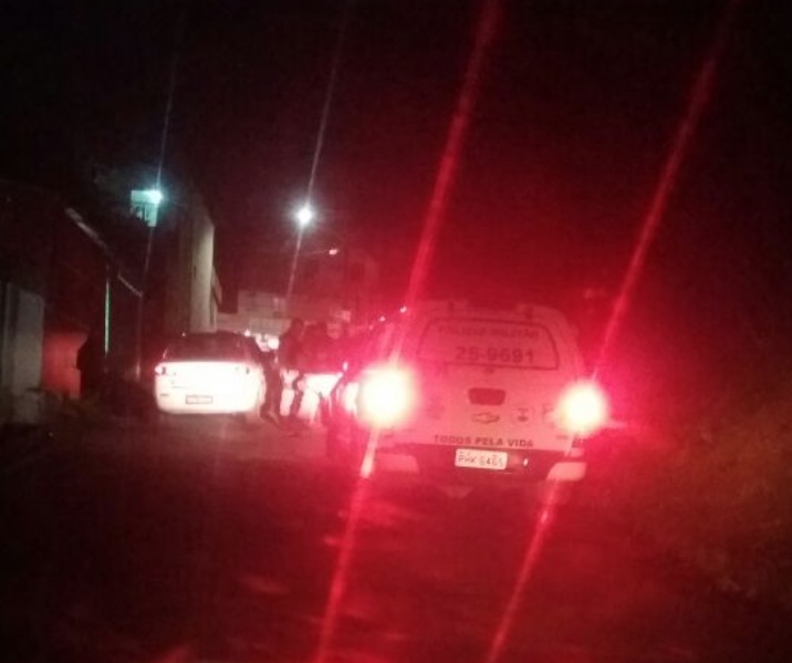 Armados, homens se passam por passageiros para assaltarem taxista em Manaus