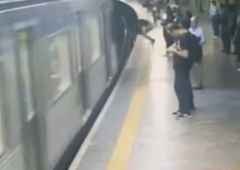 'Por ordem do Diabo', faxineiro joga mulher na frente de metrô 