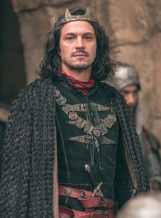 Protagonista de Deus Salve o Rei fala sobre ter sido promovido após briga de ator