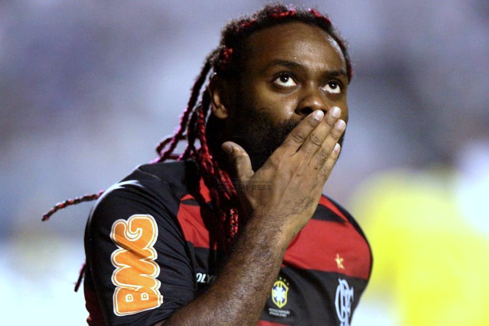 Flamengo corre para fechar com Love e Walace antes de reapresentação 