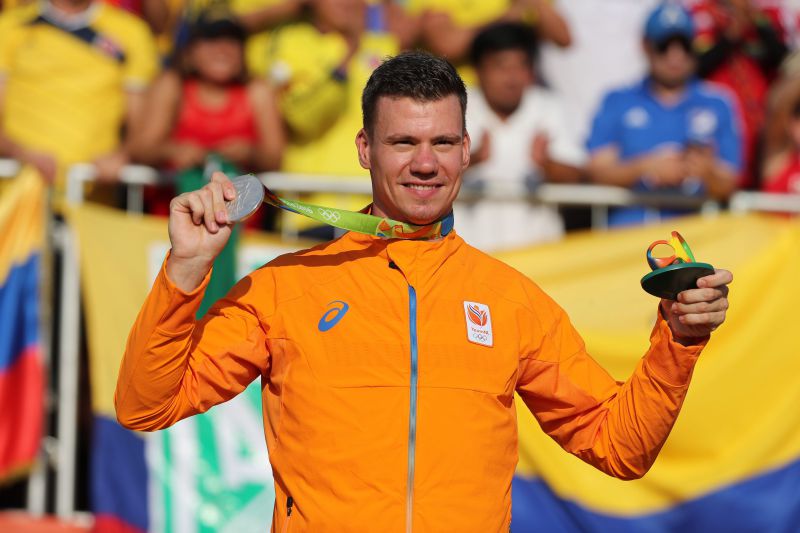 Prata na Rio 2016, atleta sofre acidente grave e está em coma