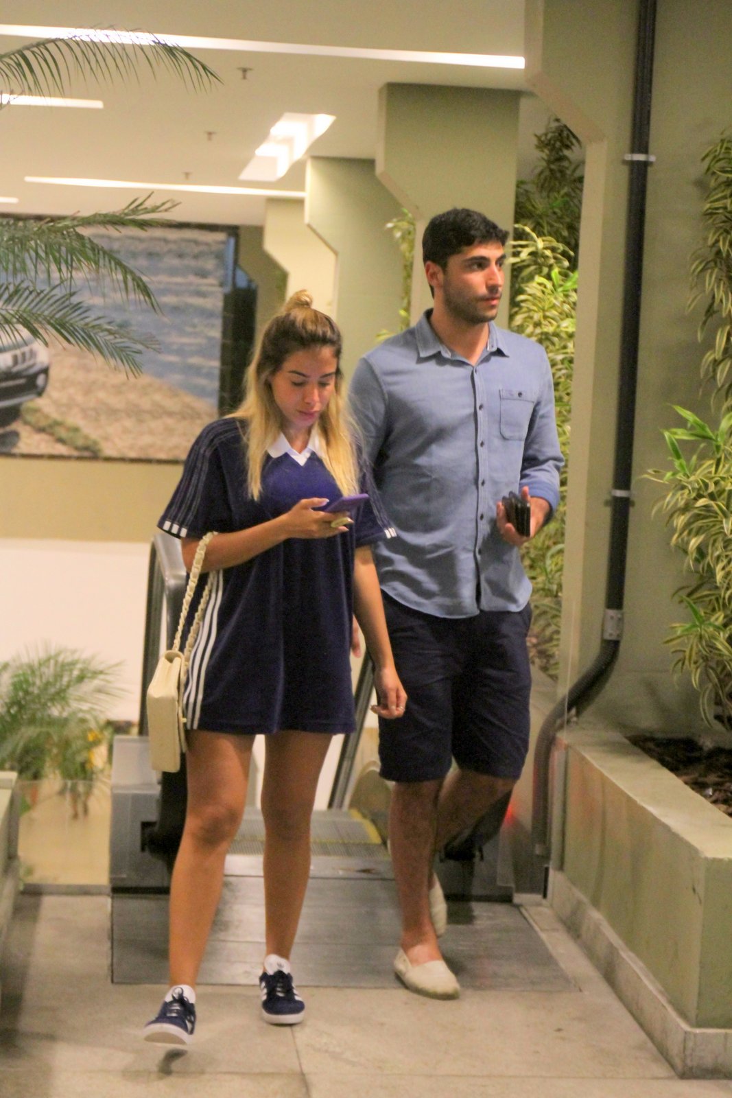 Anitta e marido fazem rara aparição pública durante passeio