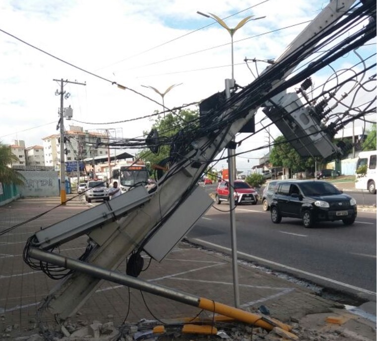 Carro se choca violentamente contra poste e motorista fica ferido em Manaus