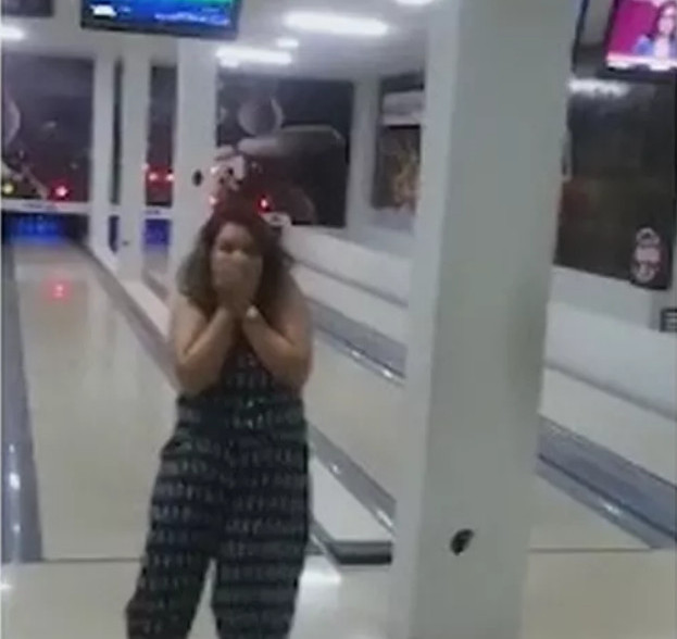 Mulher arremessa bola de boliche e algo desastroso acontece