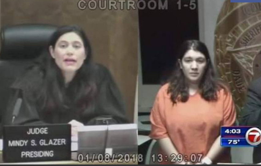 Professora é presa após confessar relação de dois anos com aluno