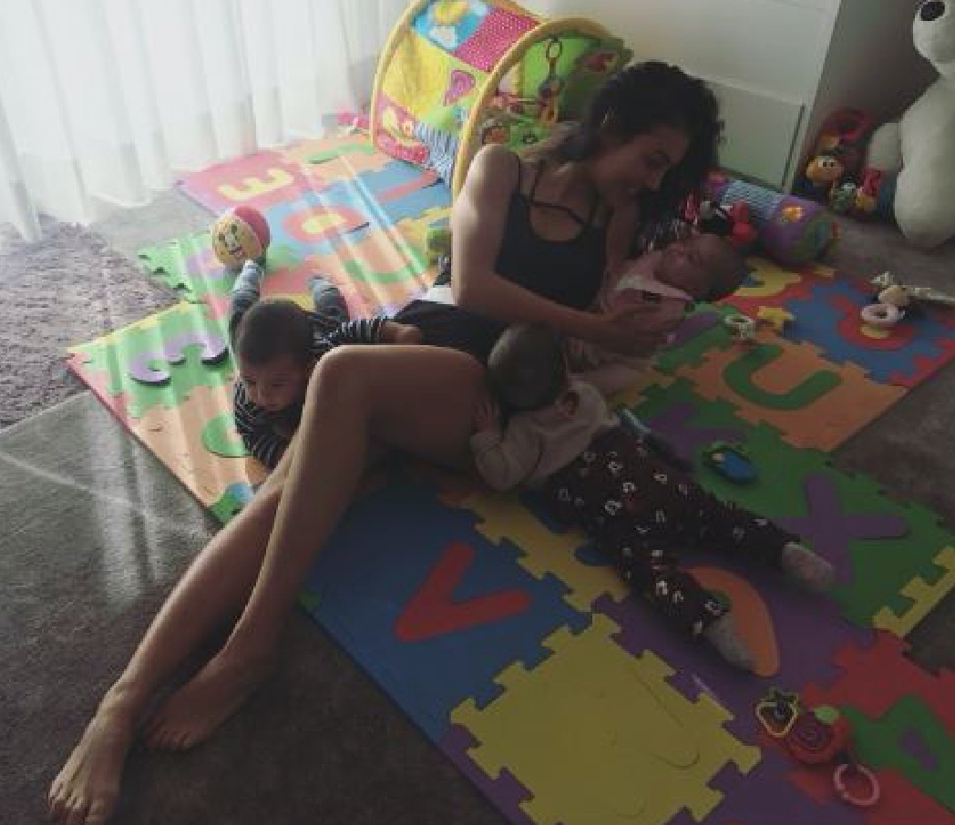 Namorada de Cristiano Ronaldo aparece em foto rara com filhos