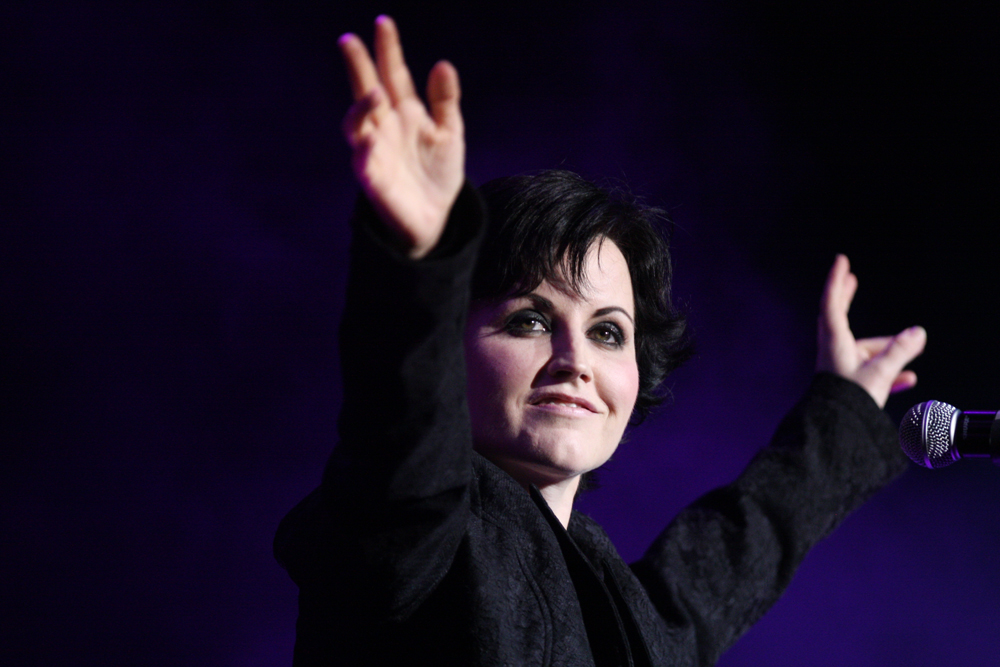 Com causa da morte ainda em mistério, corpo de Dolores O'Riordan será enterrado na terça-feira
