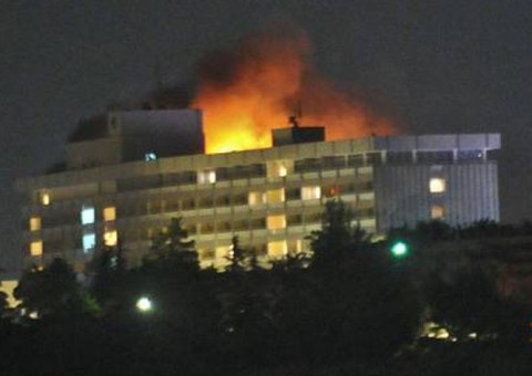 Terroristas fazem reféns após invadirem hotel de luxo em Cabul
