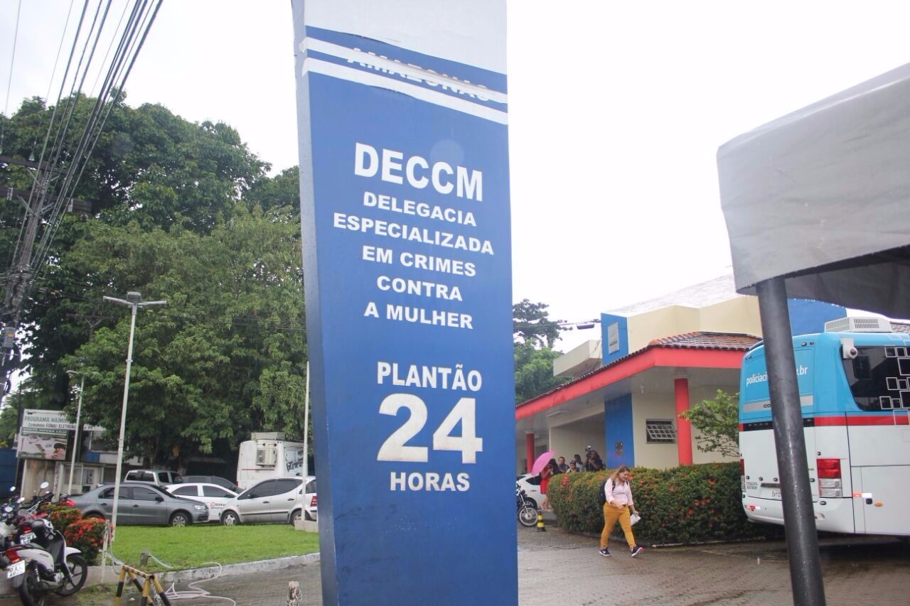 Mulher diz que era agredida e mantida em cárcere privado por namorado PM em Manaus