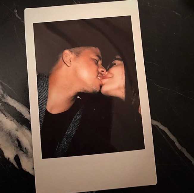 Ex-BBB Emilly se declara em francês para namorado com foto de beijo