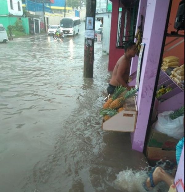 Forte chuva deixa avenida completamente alagada e prejudica moradores em Manaus