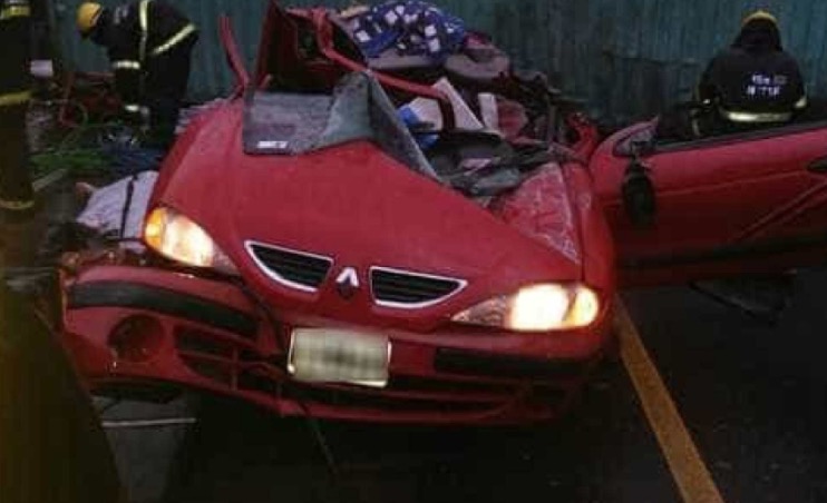 Contêiner despenca sobre carro e esmaga família de turistas 