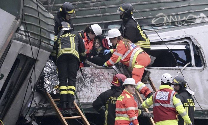 Trem descarrila na Itália e deixa quatro mortos e 100 feridos